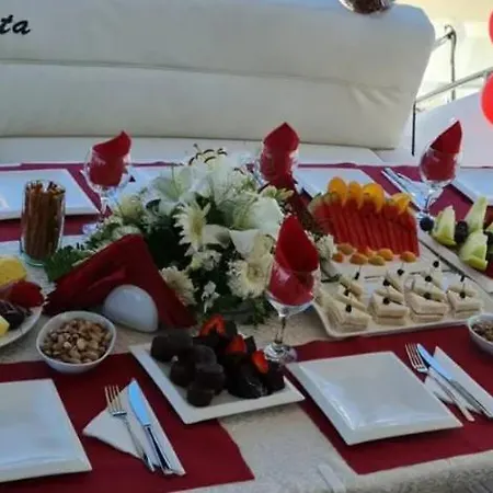 Botel Luxury Life Milas